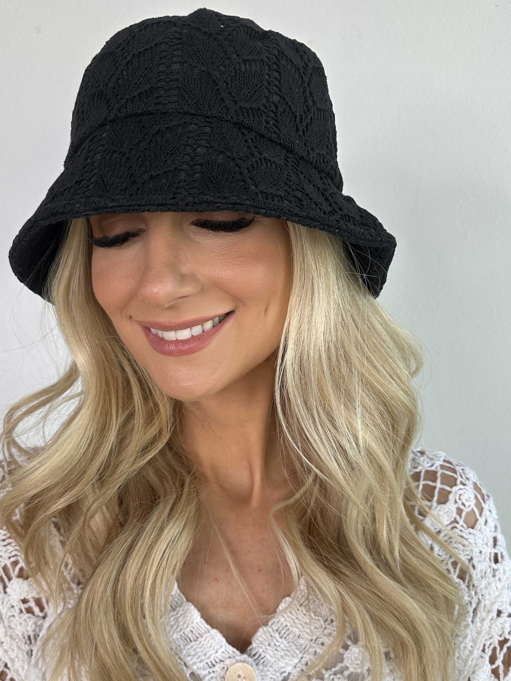 Ulrikke - Sød bøllehat i broderet look